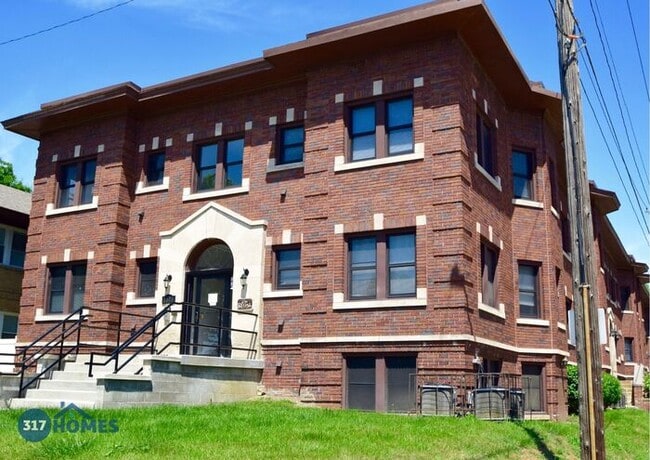 Building Photo - 2BR, 1 BTH Renovated and Cozy Apartment