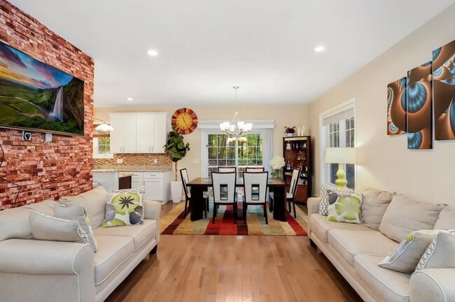 Photo - 22 Beacon St