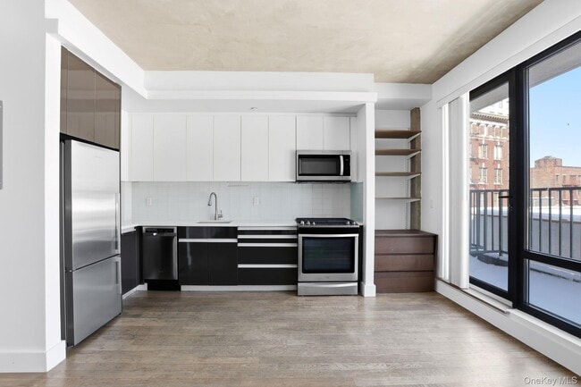 Building Photo - 225 E 138th St