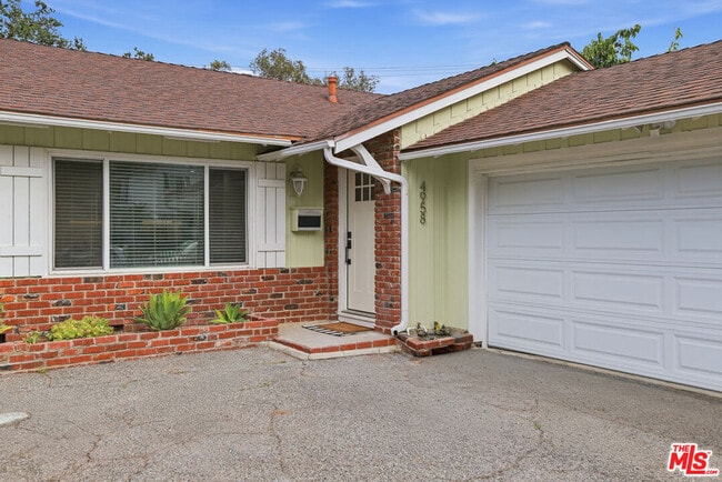 Photo - 4958 Canoga Ave