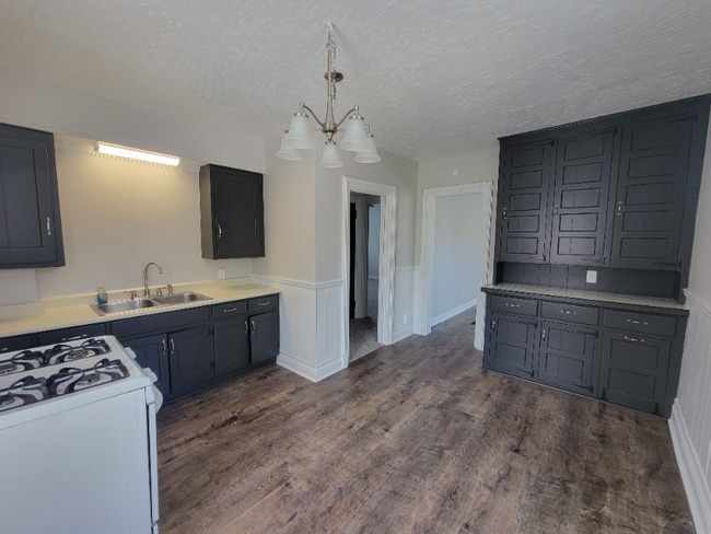 Building Photo - 701 W 8th St Rental