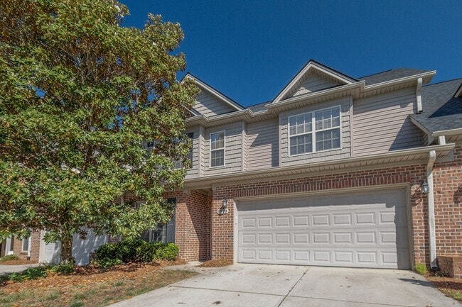Building Photo - Townhome in a great location!