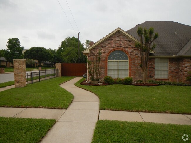 Building Photo - Amazing home - minutes from Grapevine Main...