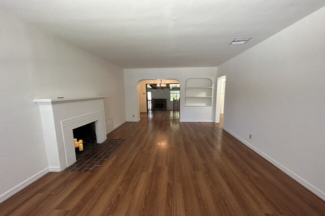 Photo - 4608 Saloma Ave