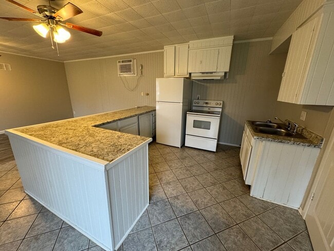 Photo - ALL UTILITIES INCLUDED - 2 Bedroom/ 1 Bath Home Unit 540 Searcy Street