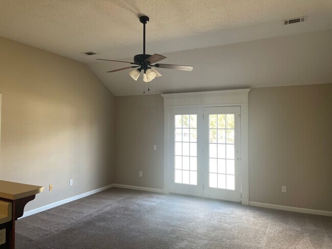 Photo - 140 Auburn Cir