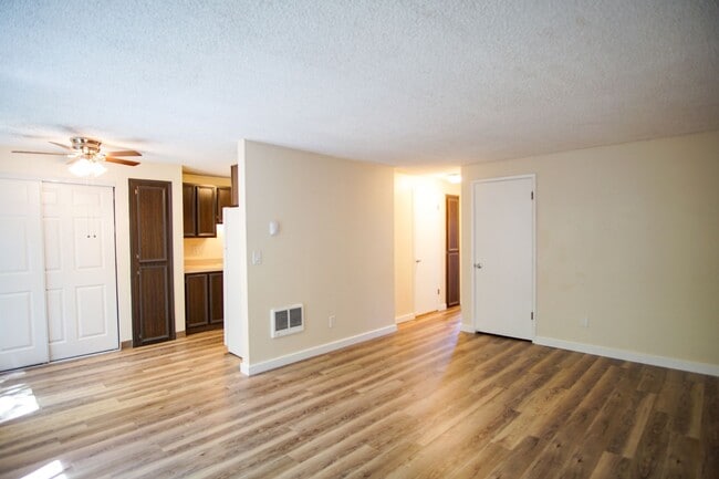 Photo - 2nd Floor 2 Bedroom with Parking, Dishwasher, & Pet-Friendly! Unit 3934