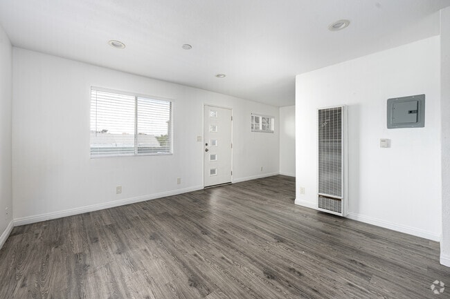 2BR, 1BA - 675SF - Living Room - 1626 Palo Alto St