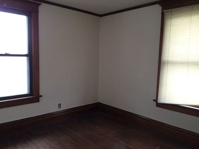 Photo - 618 W 1st St