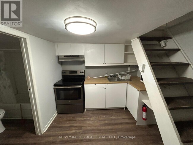 Photo - 1098 Bathurst St