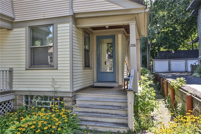 Photo - 296 Laburnam Crescent