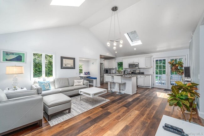 Photo - 410 Cedar Dr