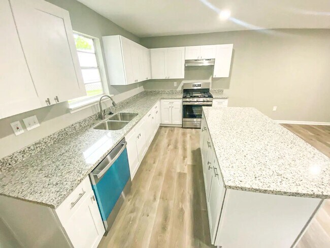 Photo - 305 Red Haven Dr