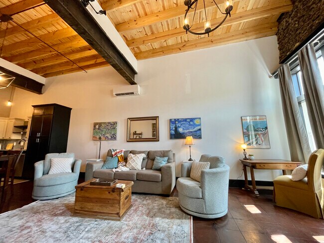 Sala de estar con techos altos - 713 S. Baker St. Unidad 713