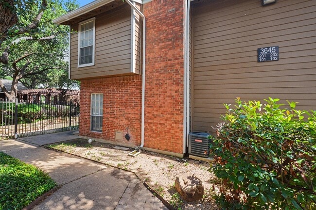Building Photo - 3645 W Northgate Dr Unit 201