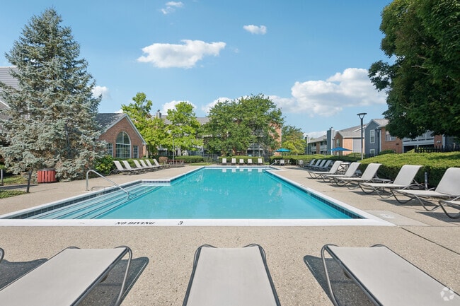 Gimnasio y piscina - Lakeshore Apartments