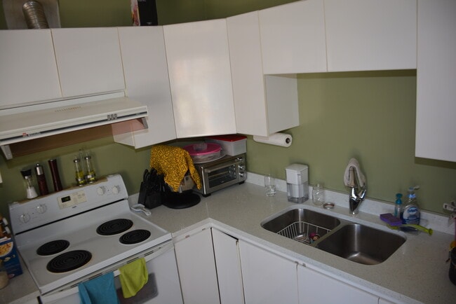 Kitchen - 448 64th Av E