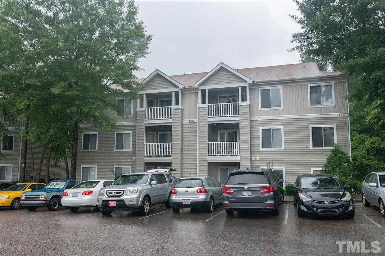 Room in Condo on Collegiate Cir - Room in Condo on Collegiate Cir