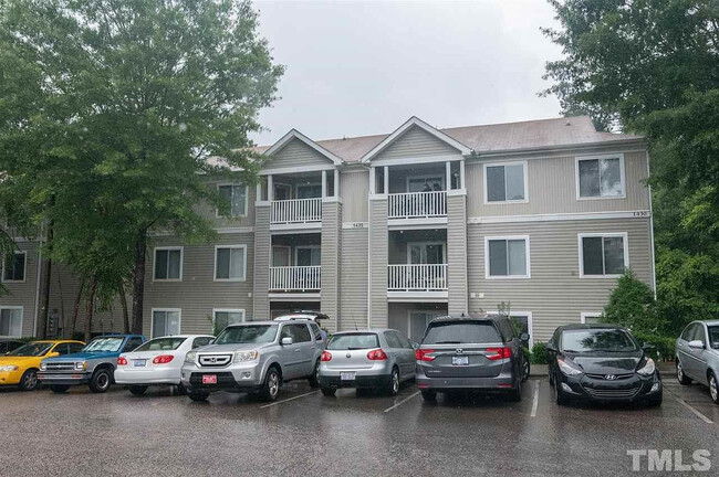 Building Photo - Room in Condo on Collegiate Cir