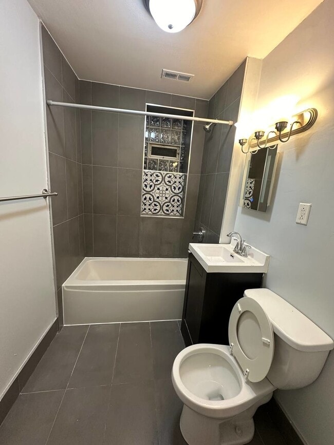 Photo - 2606 W Le Moyne St Unit 2