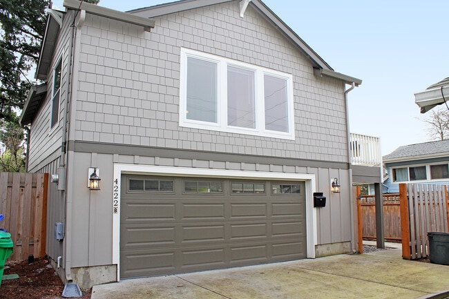 Building Photo - 3901 SE 49th Ave Unit 3901 - B