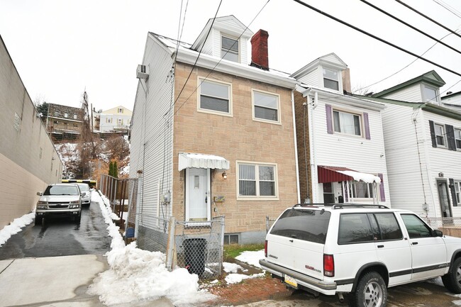 Building Photo - South Side 3BR - Simple, Solid, Ready