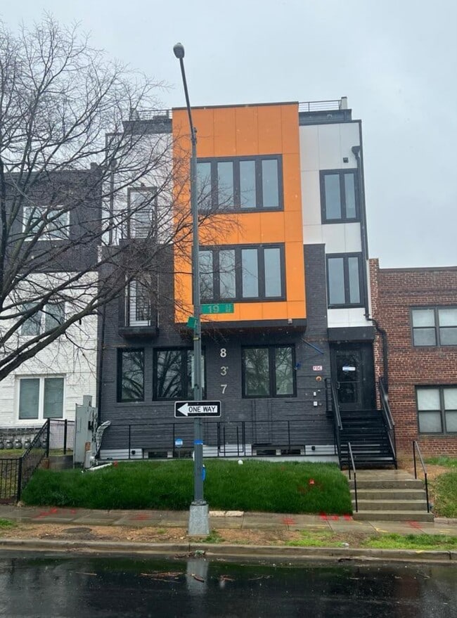 Photo - 837 19th St NE