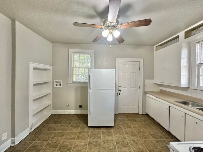 Building Photo - College Ave Triplex Unit B- Downstairs Rental