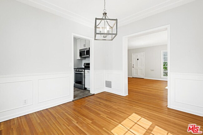 Photo - 823 N Edinburgh Ave