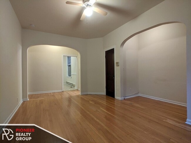 717 W Barry Ave