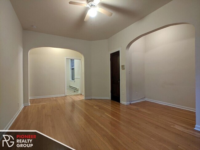 Photo - 717 W Barry Ave