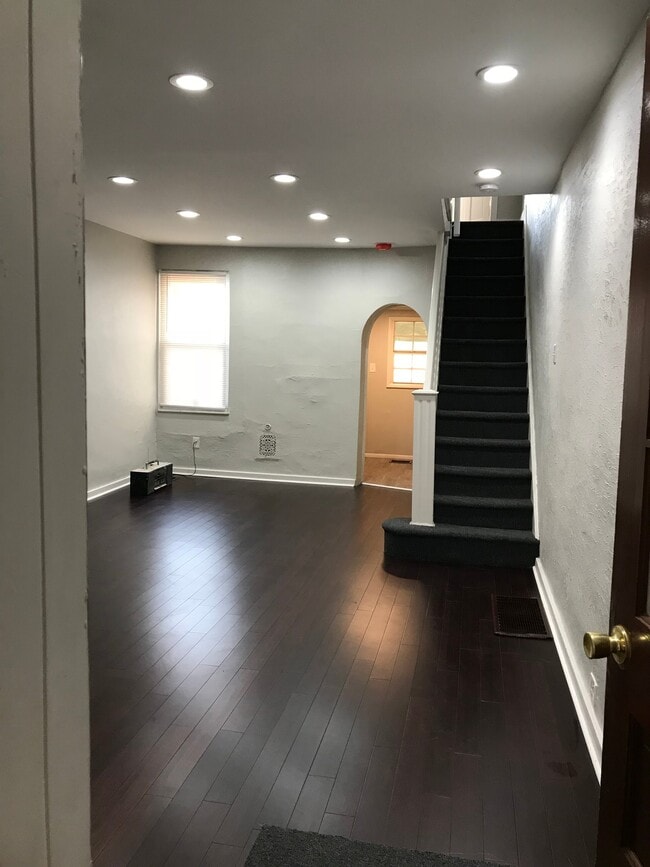 Photo - 6439 Glenmore Ave