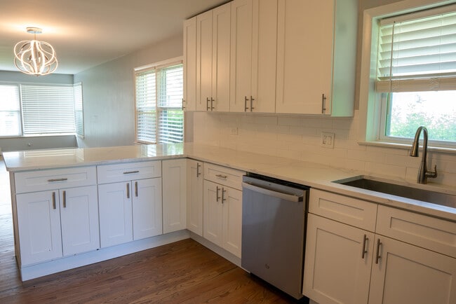 Photo - 9733 Karlov Ave