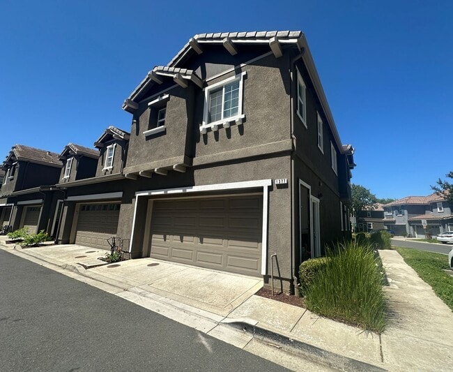 Photo - Gorgeous 3 Bed, 2 Bath in Gated Community in Brentwood