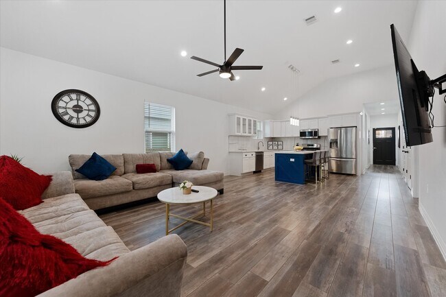 Photo - 4547 Newberry St
