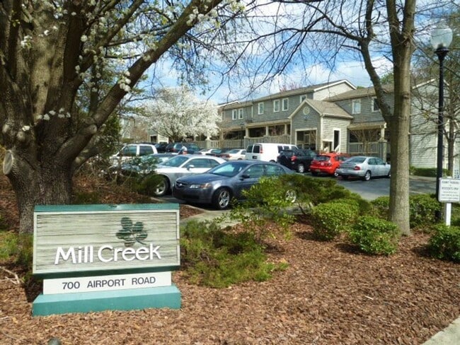 Building Photo - Top floor town-home style 2br 2ba @ Mill C... Unit F12