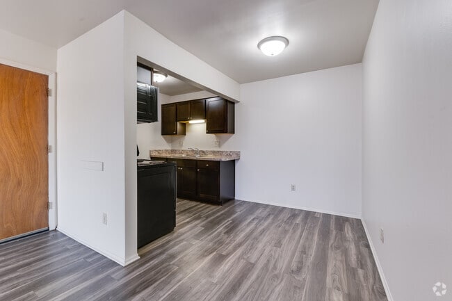 1BR, 1BA - 594 - 616 SF - REO Town Apartments
