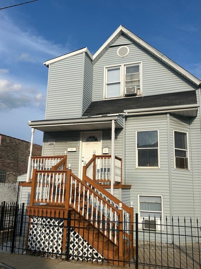 Building Photo - 3045 N Kedzie Ave Unit 2 Rental