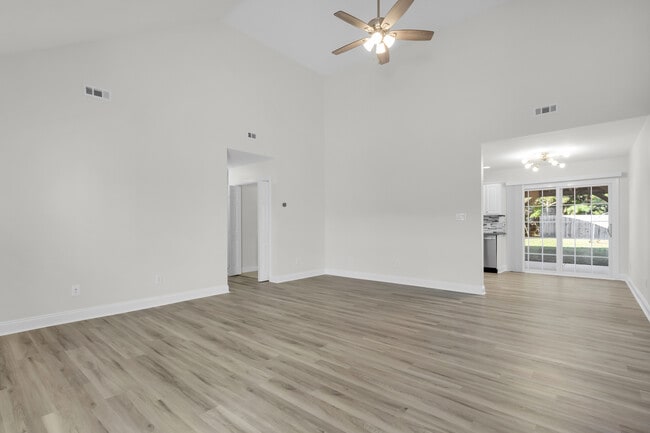 Photo - 204 Two Oaks Ct