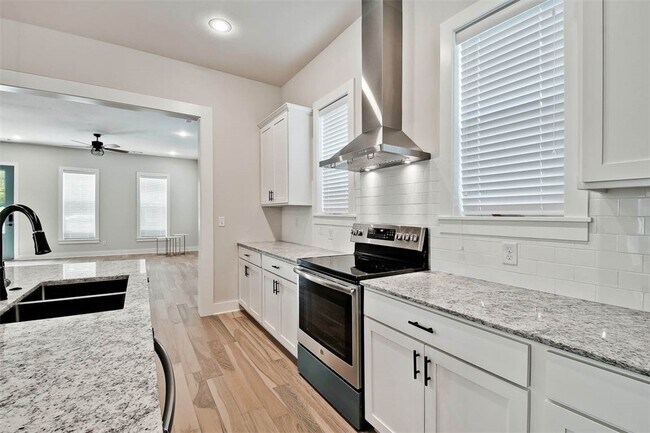 Photo - 930 S College Ave