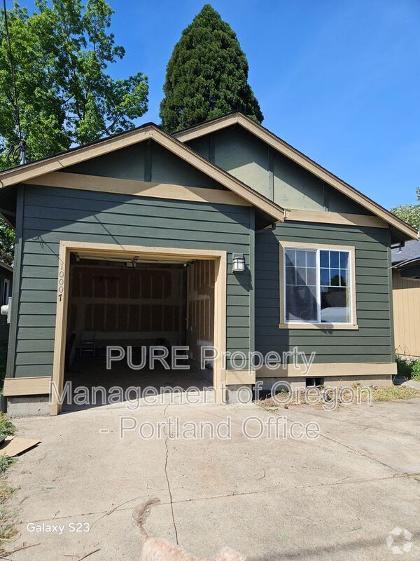 Building Photo - 10007 SE Amherst St Rental