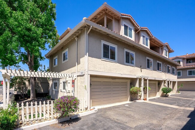 Building Photo - Excellent Santa Clara Location! Open Floor Plan! Granite Counters!
