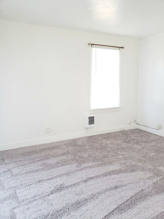 Photo - Cozy 1 bed, 1 bath house! Centrally located with washer & dryer!