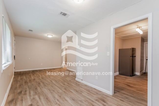 Photo - 3542 Ingersoll St