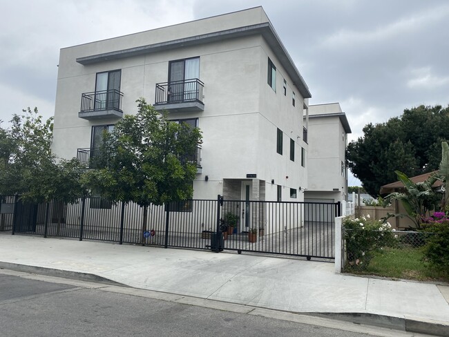 Building Photo - 11724 Gilmore St Rental