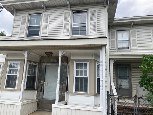 Great for students!! 5 bedroom home 4.5 bath for rent 10 minutes from campus - 60 Grove St House