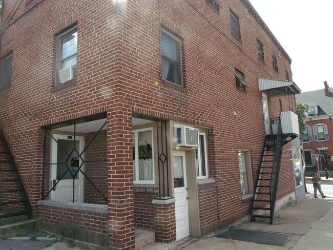 Building Photo - 102 N Spring St Unit 102-1