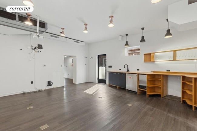 Building Photo - 651 Bergen St Rental