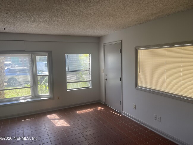 Photo - 530 Myra St