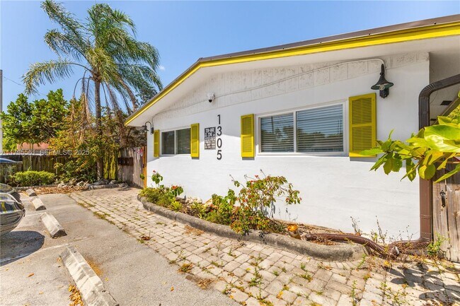 Building Photo - 1305 NE 2nd Ave Unit 1